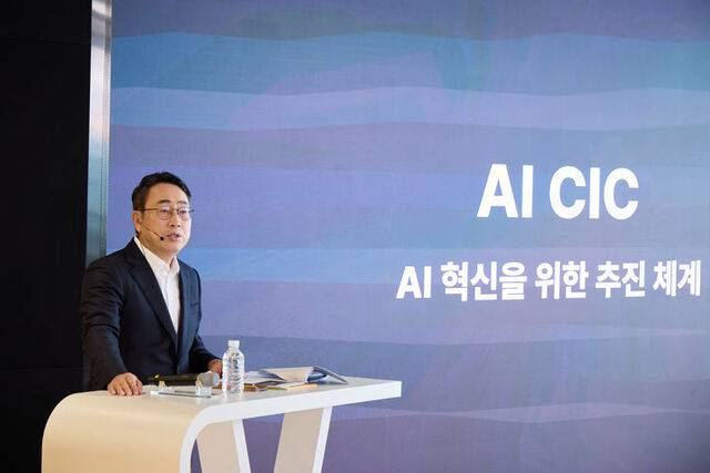 지난달 25일 유영상 SK텔레콤 대표가 전사 구성원 대상 타운홀 미팅을 열고 AI 사업 혁신을 위한 AI CIC 출범을 발표하고 있다. /SK텔레콤