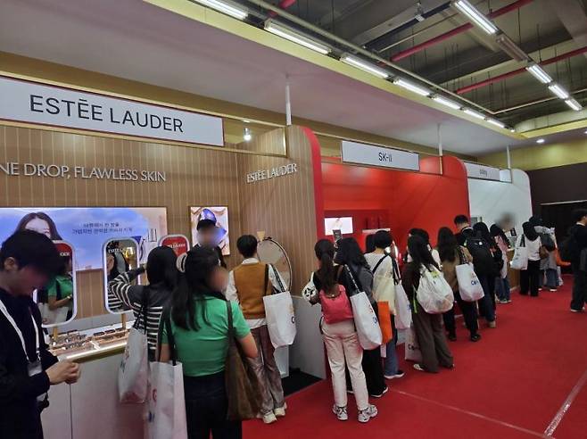 3층 뷰티 체험 공간 '뷰티 오브 쓱' 현장에 대기줄이 이어진 모습. 사진=박재현 기자