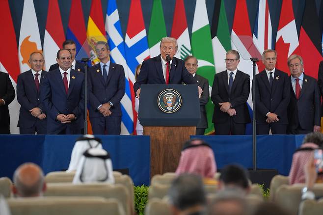 도널드 트럼프 미국 대통령이 13일 이집트 홍해 샤름 엘 셰이크에서 열린 '가자지구 평화를 위한 정상회의'에 참석해 발언을 하고 있다. /AP 연합뉴스