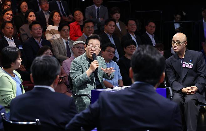 이재명 대통령이 14일 서울 동대문구 KOCCA 콘텐츠문화광장에서 열린 디지털토크라이브 ‘국민의 목소리, 정책이 되다’에서 발언을 하고 있다. 이 대통령은 이날 “지역 화폐에 대한 지원 비율을 좀 더 늘리고 총액도 확대하는 방향으로 검토하고 있다”고 했다./연합뉴스