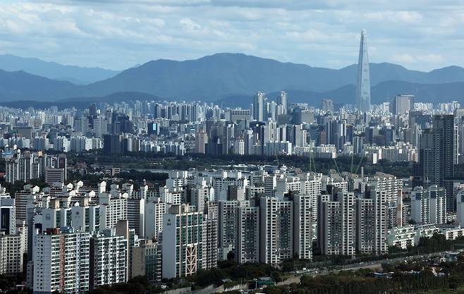 정부는 15일 '주택시장 안정화 대책'을 발표했다. 서울 25개 자치구 전체와 경기도 12개 지역이 조정대상지역과 투기과열지구로 묶여 규제지역으로 추가된다. 사진은 이날 서울 여의도 63빌딩에서 바라본 강남북 집합건물(아파트·다세대·연립·오피스텔) 모습. /연합뉴스