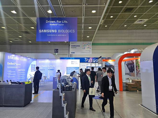 15일 서울 강남구 코엑스에서 ‘바이오플러스-인터펙스 코리아 2025(BIX 2025)’가 열렸다. 사진은 기업들의 전시 부스 앞. /염현아 기자