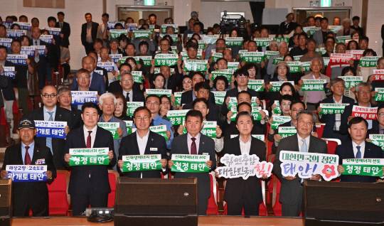 태안군을 방문한 김태흠 지사가 태안문예회관 대공연장에서 태안군민들과 함께 카트 퍼스먼스를 펼치고 있다. 충남도 제공.