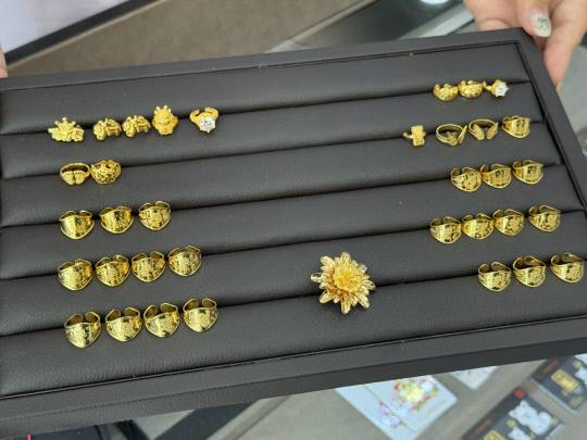 15일 대전 중구의 한 금거래소에 진열된 돌반지. 최근 금값이 상승세를 보이면서 돌반지 수요에도 관심이 모이고 있다. 이다온 기자