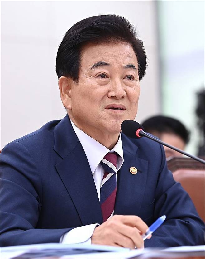 정동영 통일부 장관이 14일 국회 외교통일위원회에서 열린 통일부에 대한 국정감사에 출석해 의원 질의에 답하고 있다. ⓒ데일리안 홍금표 기자