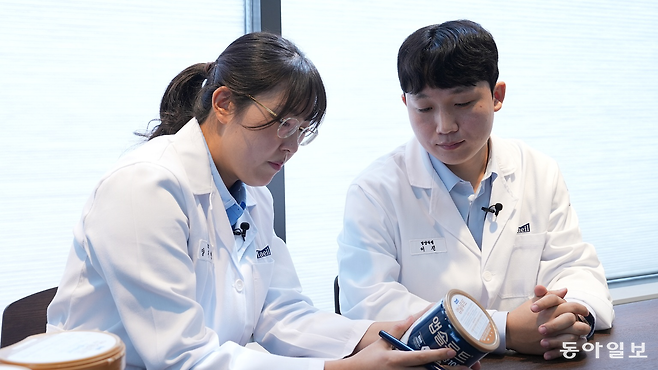 양지연 매일유업 MIC 뉴트리션연구소 팀장(왼쪽)과 이진 연구원이 최근 개발한 앱솔루트 산양100을 들고 조제분유 트렌드에 대해 설명하고 있다. 이진한 의학전문기자·의사 likeday@donga.com