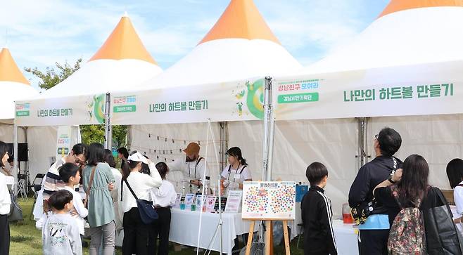 지난해 10월 열린 강남생활문화축제에서 참가자들이 다양한 체험 부스를 둘러보고 있다. 강남문화재단 제공