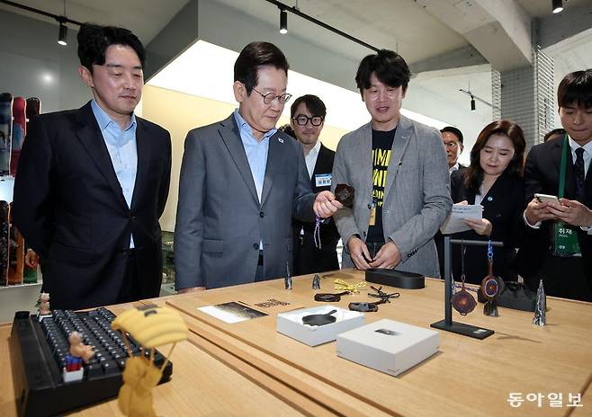 이재명 대통령이 15일 오전 서울 성동구 복합문화공간 펍지(PUBG) 성수에서 K-게임현장간담회를 갖기 전 게임 배틀그라운드를 상품화한 제품들을 살펴보고 있다. 송은석 기자 silverstone@donga.com
