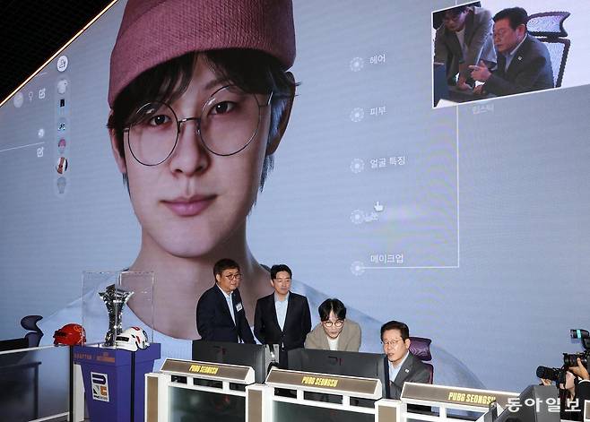 이재명 대통령이 15일 오전 서울 성동구 복합문화공간 펍지(PUBG) 성수에서 K-현장간담회를 갖기 전 크래프톤의 신작 게임 ‘인조이’를 체험해보고 있다. 송은석 기자 silverstone@donga.com