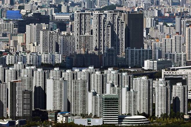 15일 경기 광주시 남한산성에서 내려다본 서울의 아파트 단지 모습.   2025.10.15. 뉴스1