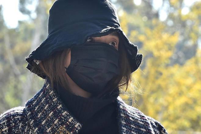 상습 마약 투약 등 혐의로 구속기소돼 1심에서 집행유예를 선고 받은 남양유업 창업주 외손녀 황하나(31)씨가 8일 오전 경기 수원시 영통구 수원지방법원에서 열린 항소심 선고 공판을 마치고 법원을 나서고 있다. 2019.11.08 뉴시스