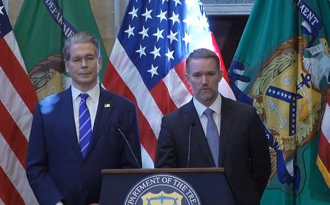 스콧 베선트 미국 재무장관(왼쪽), 제이미슨 그리어 미국 무역대표부(USTR) 대표 . 사진=유튜브 영상 캡쳐