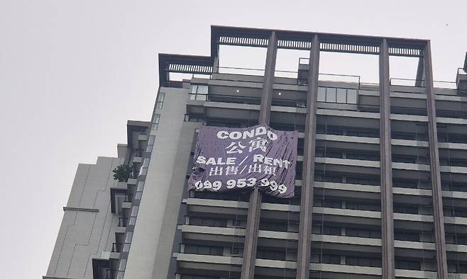 보이스피싱 범죄 조직이 생활·업무 공간으로 사용한다고 알려진 캄보디아 프놈펜의 한 주상복합 콘도 외벽에 ‘콘도 매매·임대’라는 홍보 문구가 걸려 있다.