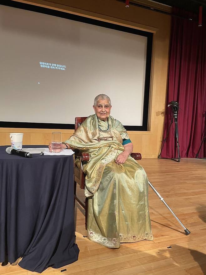 세계적 석학인 가야트리 차크라보르티 스피박이 한국을 방문해 2025년 7월31일 서울 경희대학교에서 특별강연을 하고 있다. 한겨레 이유진 기자