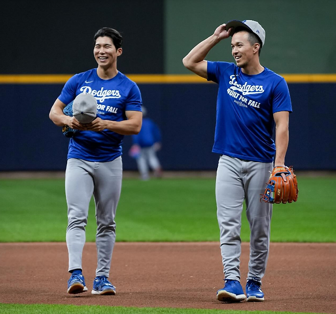 밀워키와의 챔피언십시리즈 1차전을 앞두고 내야 수비 훈련을 하고 있는 김혜성(왼쪽). 사진=다저스 SNS