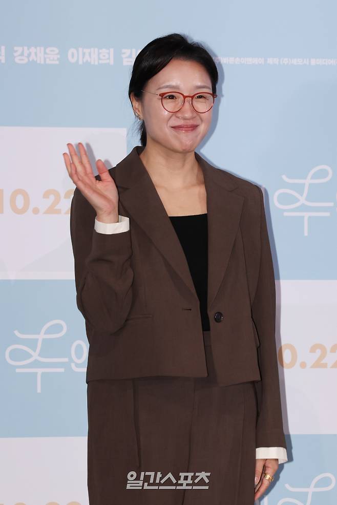 윤가은 감독이 15일 오후 서울 용산구 CGV용산아이파크몰에서 열린 영화 '세계의 주인' 언론배급시사회 및 기자간담회에 참석해 포토타임을 갖고 있다. '세계의 주인'은 인싸와 관종 사이, 속을 알 수 없는 열여덟 여고생 ‘주인’이 전교생이 참여한 서명운동을 홀로 거부한 뒤 의문의 쪽지를 받기 시작하면서 벌어지는 이야기를 담은 영화다. 오는 22일 개봉. 서병수 기자 qudtn@edaily.co.kr /2025.10.15/