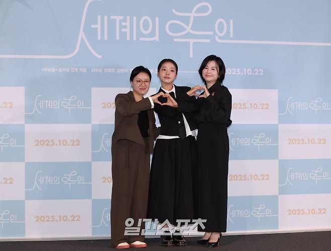 윤가은 감독, 배우 서수빈, 장혜진이 15일 오후 서울 용산구 CGV용산아이파크몰에서 열린 영화 '세계의 주인' 언론배급시사회 및 기자간담회에 참석해 포토타임을 갖고 있다. '세계의 주인'은 인싸와 관종 사이, 속을 알 수 없는 열여덟 여고생 ‘주인’이 전교생이 참여한 서명운동을 홀로 거부한 뒤 의문의 쪽지를 받기 시작하면서 벌어지는 이야기를 담은 영화다. 오는 22일 개봉. 서병수 기자 qudtn@edaily.co.kr /2025.10.15/