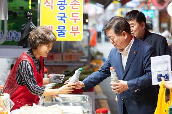 박승원 시장이 지난달 30일 광명새마을시장을 찾아 성수품 가격을 살피고 광명사랑화폐로 직접 장을 보며 현장 물가를 점검하고 있다. [사진=광명시]