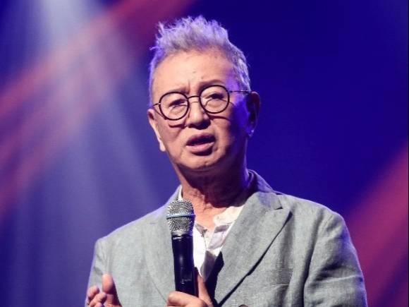 대중문화예술상 옥관문화훈장 받는 '개그계 대부' 전유성. [사진=가족엔터테인먼트]