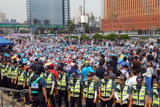2016년 7월 21일 서울역 광장에서 '사드배치철회 성주투쟁위원회'가 박근혜 정부의 사드배치 결정에 항의하는 시위를 벌였다. [중앙포토]