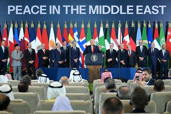 도널드 트럼프 미국 대통령이 지난 13일(현지시간) 이집트 샤름 엘 셰이크에서 열린 ‘가자지구 평화를 위한 정상회의’에서 영국·독일 등 약 20명의 정상이 지켜보는 가운데 “수년간의 고통과 유혈사태 끝에 가자 전쟁이 끝났다”고 선언했다. [AFP=연합뉴스]