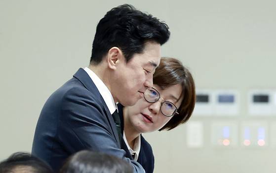 강훈식 대통령 비서실장(왼쪽)과 김현지 제1부속실장이 14일 용산 대통령실에서 열린 국무회의에서 대화하고 있다. [대통령실통신사진기자단]