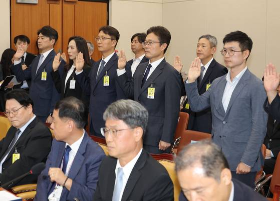 14일 서울 여의도 국회 과학기술정보방송통신위원회에서 열린 2025년도 국정감사에서 우영규 카카오 부사장(맨 왼쪽)을 비롯한 참석 증인들이 선서를 하고 있다. 연합뉴스