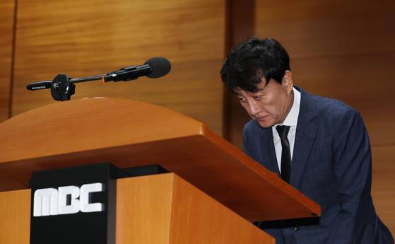 안형준 MBC 사장이 유족에게 고개를 숙이며 사과와 위로를 전하고 있다. 사진 뉴시스