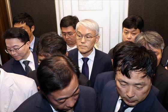 천대엽 법원행정처장이 15일 서울 서초구 대법원에서 열린 국회 법제사법위원회 2025 국정감사에서 더불어민주당 등 여권 감사위원들이 현장검증을 위해 이동한 뒤 엘리베이터에 탑승해 이동하고 있다. 국회사진기자단.