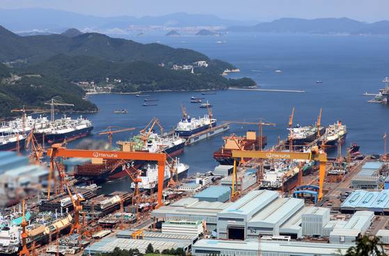 지난 8월 26일 경남 거제시 한화오션 거제사업장에서 건조 중인 대형 크레인과 선박. 뉴스1