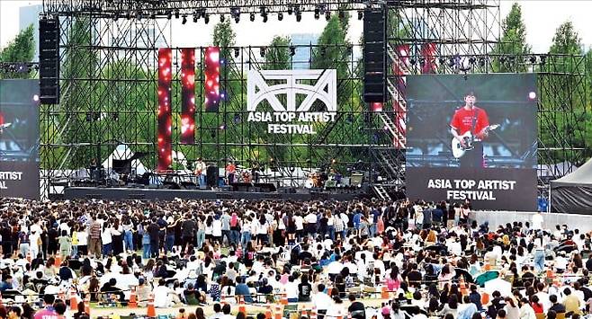 < 한강 달군 K팝 콘서트 > 지난달 27일 서울 상암동 한강난지공원 젊음의광장에서 열린 ‘ATA페스티벌 2025’에서 가수 십센치가 공연하고 있다. ATA페스티벌 2025는 한경미디어그룹이 주최하고 한경닷컴, 한경텐아시아가 주관하는 K팝 뮤직 페스티벌이다. 한경DB
