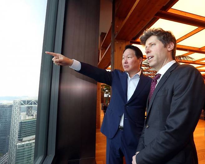 최태원 SK그룹 회장과 샘 올트먼 오픈AI 최고경영자(CEO)가 지난 1일 서울 종로구 SK서린빌딩에서 창밖을 보며 대화하고 있다. 사진=SK그룹 제공