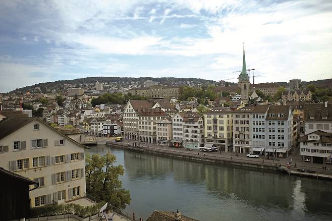 취리히를 가로지르는 림마트 강. 바닥이 훤히 들여다보일 정도로 깨끗하다