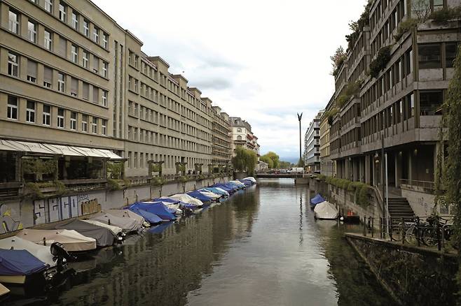 강에 주차(?)된 개인 보트들