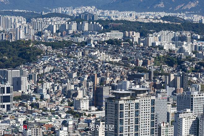 정부가 오는 20일부터 서울 전역과 경기도 12개 지역 전체의 아파트 ‘갭 투자(전세끼고 매매)’를 전면 금지하는 초강수 집값 안정 대책을 15일 발표했다. 사진은 이날 서울 도심.  문재원 기자