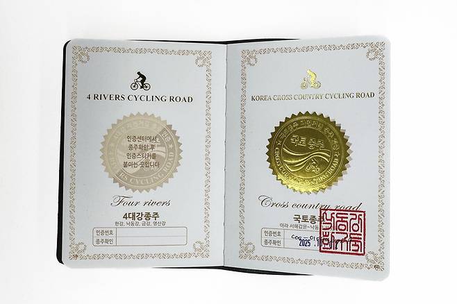 Completing the cross-country course earns a gold sticker on the certification page, as well as a physical certificate and medal.  [DANIELA GONZALEZ PEREZ]