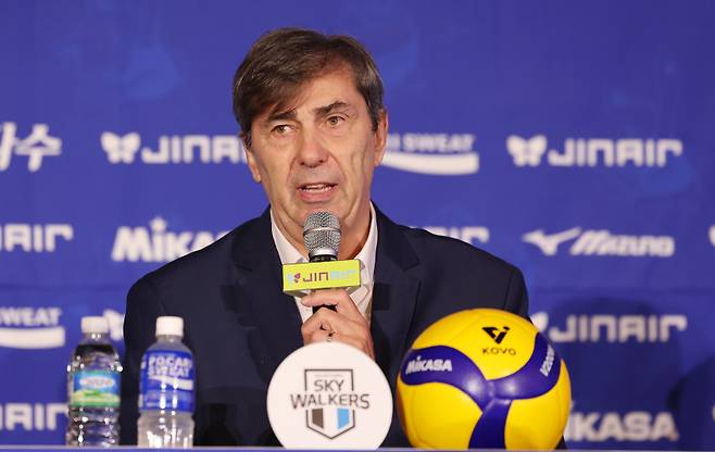 인사말 하는 현대캐피탈 필립 블랑 감독 (서울=연합뉴스) 이동해 기자 = 현대캐피탈 필립 블랑 감독이 15일 서울 청담동 리베라호텔에서 열린 진에어 2025-2026 V리그 남자부 개막 미디어데이에서 인사말을 하고 있다. 연합뉴스