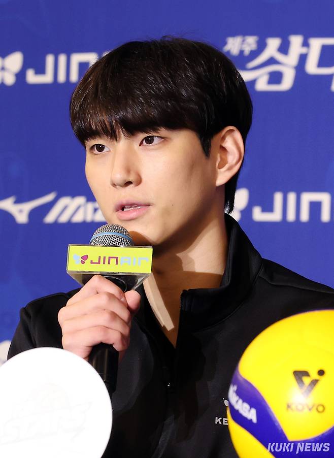 KB손해보험 임성진이 15일 서울 청담동 리베라호텔에서 열린 진에어 2025-2026 V리그 남자부 개막 미디어데이에서 인사말을 하고 있다. 연합뉴스