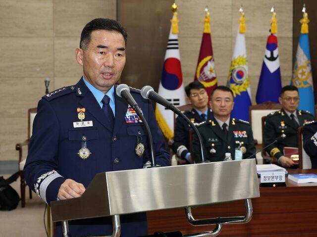 진영승 합동참모본부 의장이 14일 국회 국방위원회 국정감사에서 “군복 입은 군인임에도 국가와 국민을 보호해야 하는 의무를 저버리고 불법 비상계엄을 사전 모의하고 적극 가담한 것은 명백한 내란 행위에 해당한다”며 12·3 비상계엄에 대한 입장을 밝혔다. 국회사진기자단