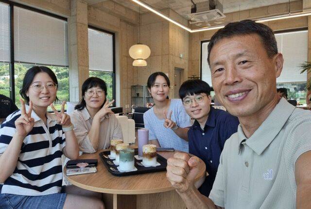 심재덕(오른쪽) 선수와 가족들이 지난해 추석 전남 순천 여행에서 함께 사진을 촬영하고 있다.