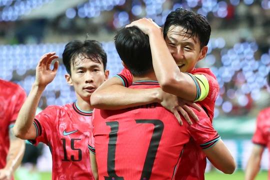엄지성 안아주는 손흥민. 사진[연합뉴스]