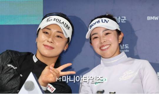 15일 오후 전남 해남 파인비치 골프링크스에서 열린 BMW 레이디스 챔피언십 2025 미디어데이에서 윤이나와 야마시타 미유가 포즈를 취하고 있다./뉴시스