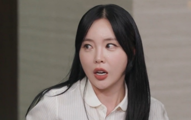 트로트 가수 홍진영이 ‘임신설’을 부른 뱃살 논란에 억울함을 드러냈다. [사진출처 = ‘돌싱포맨’ 방송영상 캡처]