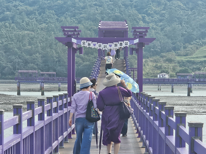 관광객들이 전남 신안군 퍼플섬으로 이어지는 퍼플교를 건너고 있다.