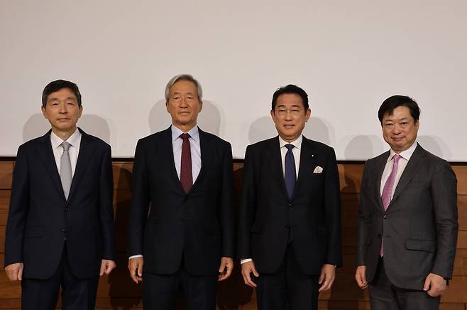 15일 일본 도쿄에서 열린 '2025 한일정책대화'에 참석한 이혁 주일 대사, 정몽준 아산정책연구원 명예이사장, 기시다 후미오 전 총리, 진보 겐 API  대표(왼쪽부터). 아산정책연구원