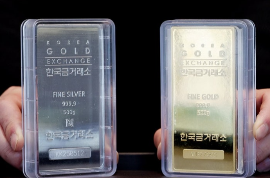 한국금거래소의 골드바와 실버바. (사진=연합뉴스)
