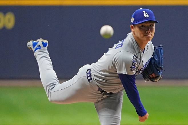 사진은 15일(한국시각) 미국 위스콘신주 밀워키 아메리칸 패밀리필드에서 열린 내셔널리그 챔피언십시리즈 2차전 원정경기에 선발 등판한 야마모토 요시노부의 모습. /사진=로이터