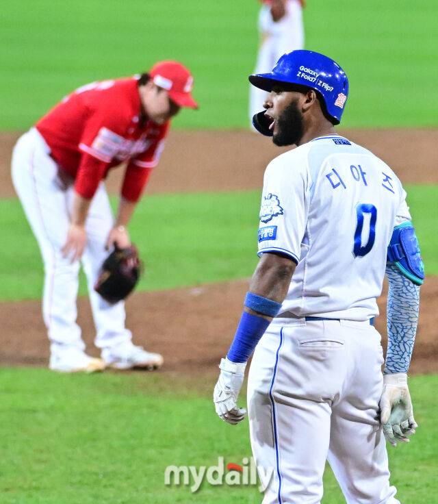 2025년 10월 14일 오후 대구 삼성라이온즈파크에서 열린 '2025 신한 SOL Bank KBO 포스트시즌' SSG 랜더스와 삼성 라이온즈의 준플레이오프 4차전 경기. 삼성 디아즈가 8회말 2사 1루서 2점 홈런을 친 뒤 기뻐하고 있다./대구=유진형 기자