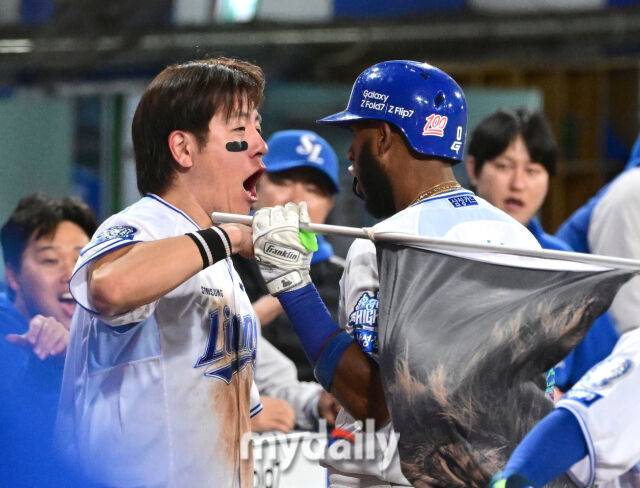 2025년 10월 14일 오후 대구 삼성라이온즈파크에서 열린 '2025 신한 SOL Bank KBO 포스트시즌' SSG 랜더스와 삼성 라이온즈의 준플레이오프 4차전 경기. 삼성 디아즈가 8회말 2사 1루서 2점 홈런을 친 뒤 강민호의 축하를 받고 있다./대구=유진형 기자