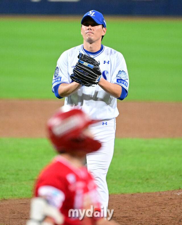 2025년 10월 14일 오후 대구 삼성라이온즈파크에서 열린 '2025 신한 SOL Bank KBO 포스트시즌' SSG 랜더스와 삼성 라이온즈의 준플레이오프 4차전 경기. 삼성 김재윤이 5-2으로 승리하며 플레이오프 진출을 확정 짓고 기뻐하고 있다./대구=유진형 기자 zolong@mydaily.co.kr